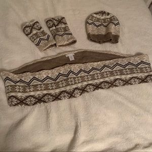 NY&C winter accessory set.  Smoke free home.